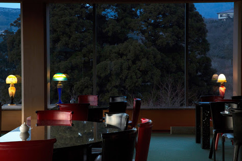 箱根芦ノ湖 成川美術館
夕暮れ時の美術館内のティーラウンジでは淡いランプの灯りのむこうに
芦ノ湖と富士山が浮かびあがり幻想的な時をお過ごしいただけます。
期間を限定して点灯
