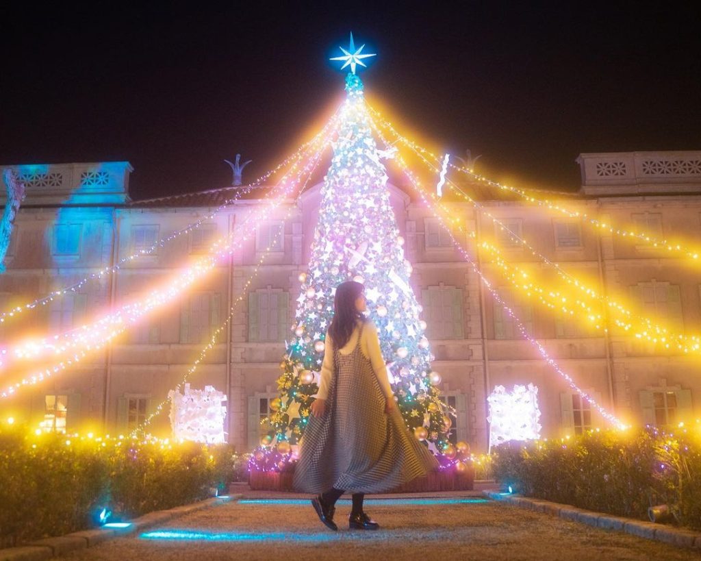 星の王子さまミュージアム】 
Romantic Starry Winter
冬季イベント
～ロマンティック・スターリー・ウィンター～星の王子さまミュージアムでは、毎年恒例の「ロマンティック・スターリー・ウィンター」を開催。
イベント期間中は、20 世紀初頭のフランスを再現した園内にクリスマスの景色が広がります。
2022 年度のテーマは「SMILE《スマイル》」。ガーデンデザイナー吉谷桂子さんがデザインした
ツリーを通して、あなたの大切なものを探しにきませんか？